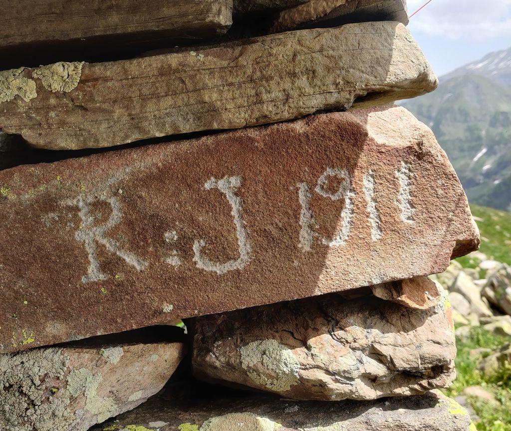 Un exemple des graffitis retrouvés sur les pierres de la cabane des Clots © L. Cagin